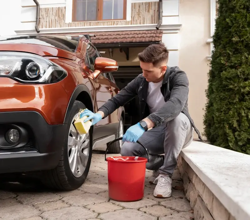 Lavage auto à domicile Joux-la-Ville : professionnel intervenant sur un véhicule